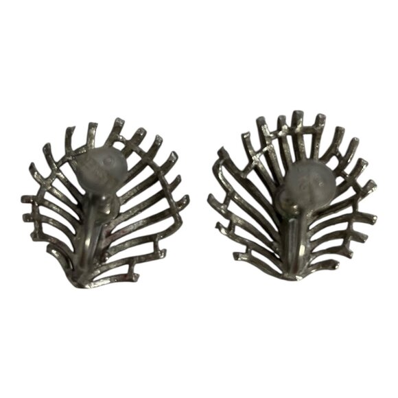 Vintage Lisner Screw-Back Earrings Silver Tone Openwork Leaf Palm Frond Design - Picture 3 of 4